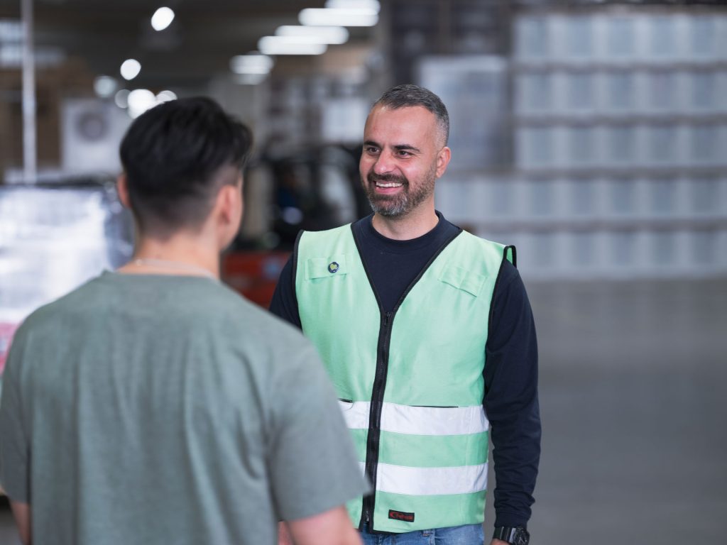 Jimmy Yaacoub pratar med medarbetare på Elgiganten Logistik